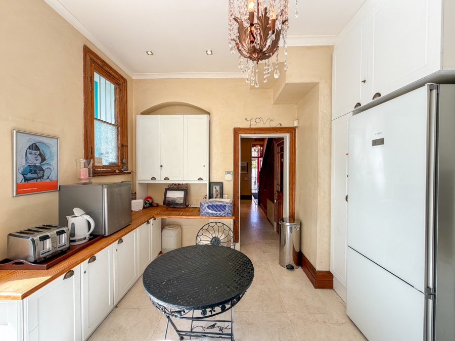 6 Bedroom Property for Sale in Green Point Western Cape